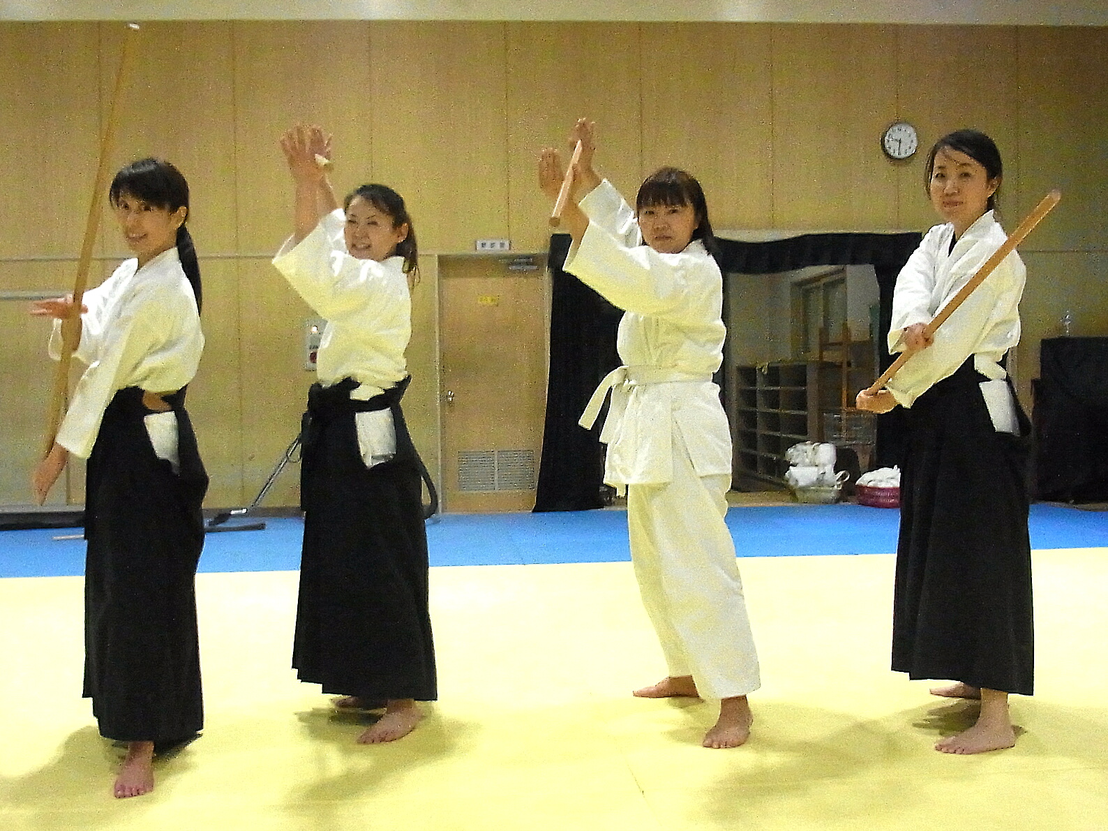 合気杖は躍動感のある美しい武術で会員の女性に人気です 袴姿もとても美しいです 大阪 春風会合気道 Aikidoは大阪市住吉区の三稜中学挌技室で稽古しています