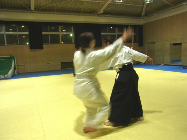 入会後１カ月の女性の颯爽とした合気 大阪 春風会合気道aikidoは大阪市住吉区の三稜中学挌技室で稽古しています