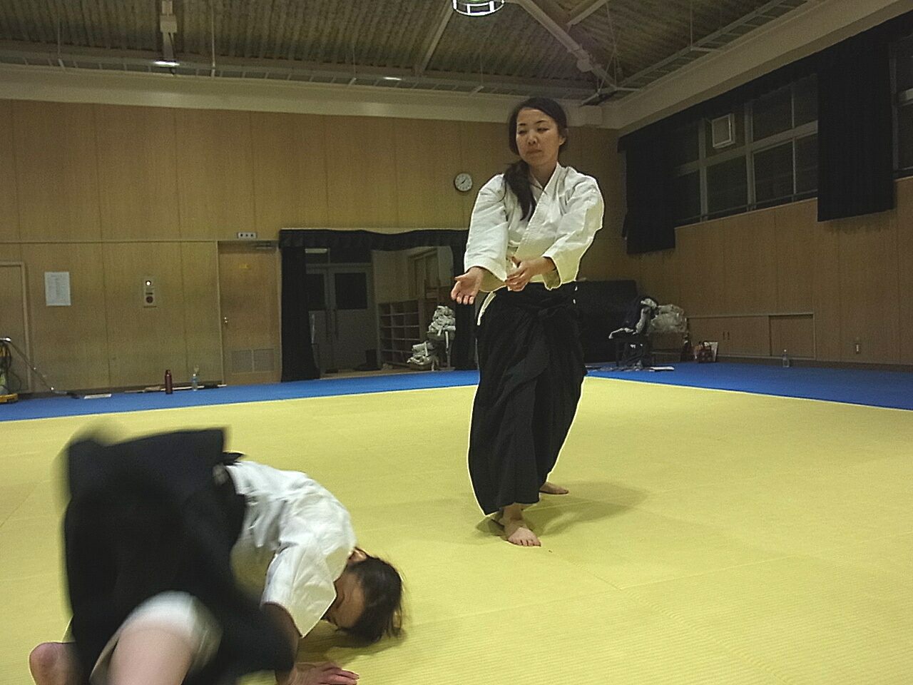 カッコいい写真 大阪 春風会合気道aikidoは大阪市住吉区の三稜中学挌技室で稽古しています
