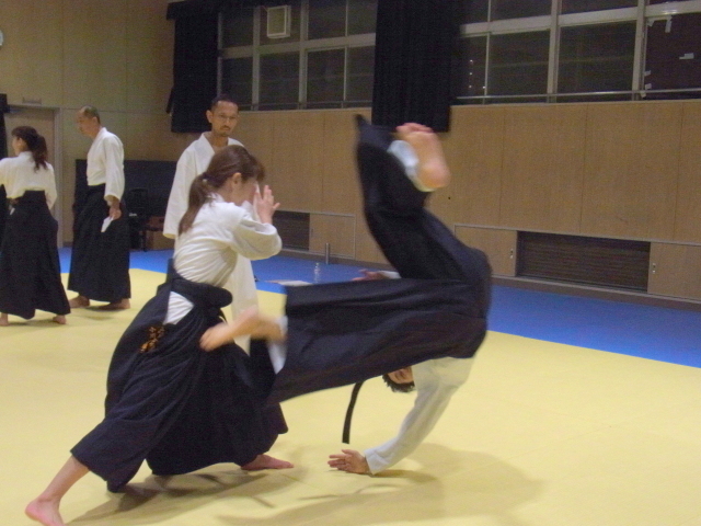 大阪・春風会合気道Aikidoは大阪市住吉区の三稜中学挌技室で稽古しています。