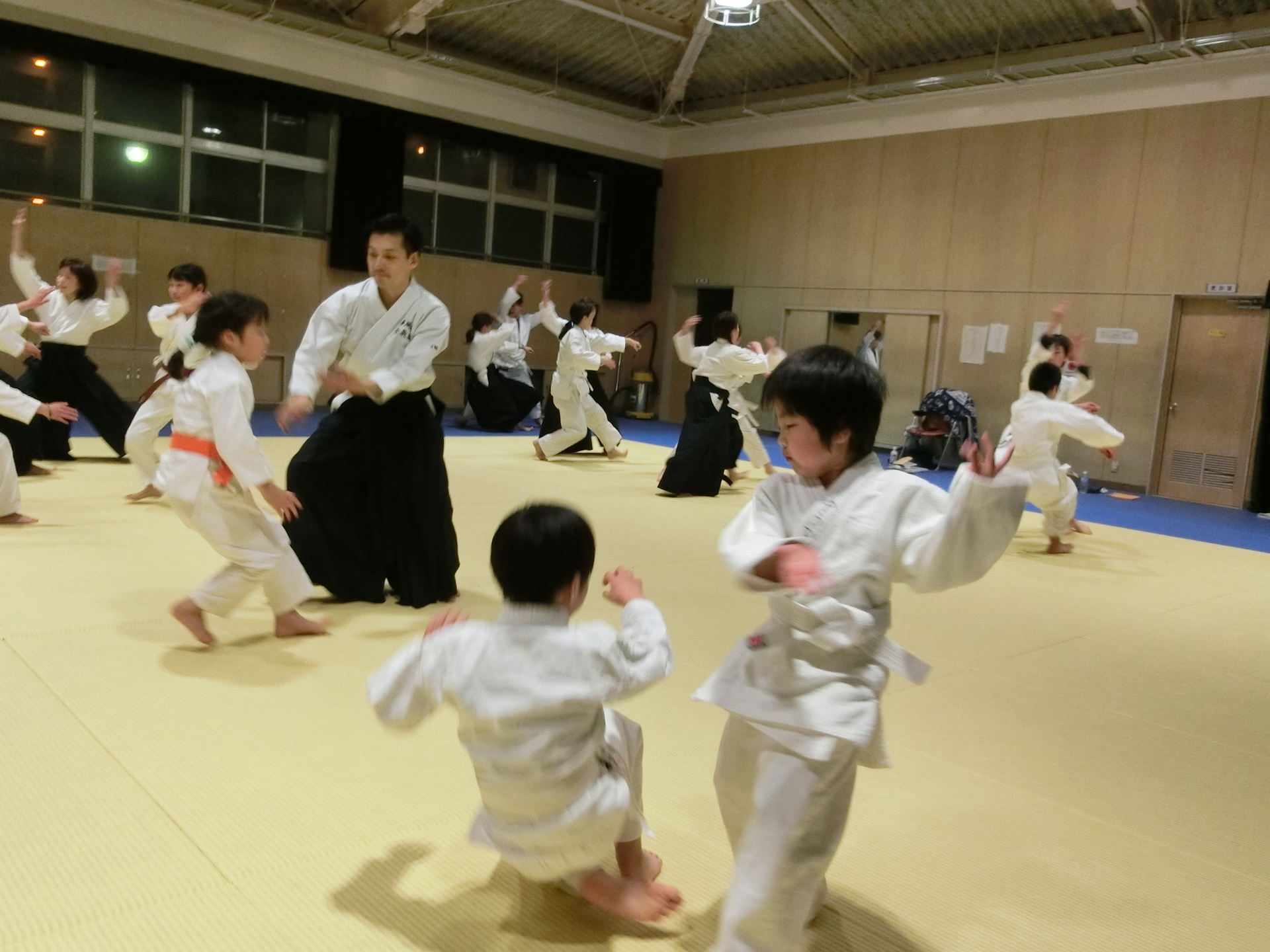 5 大阪 春風会合気道aikidoは大阪市住吉区の三稜中学挌技室で稽古しています