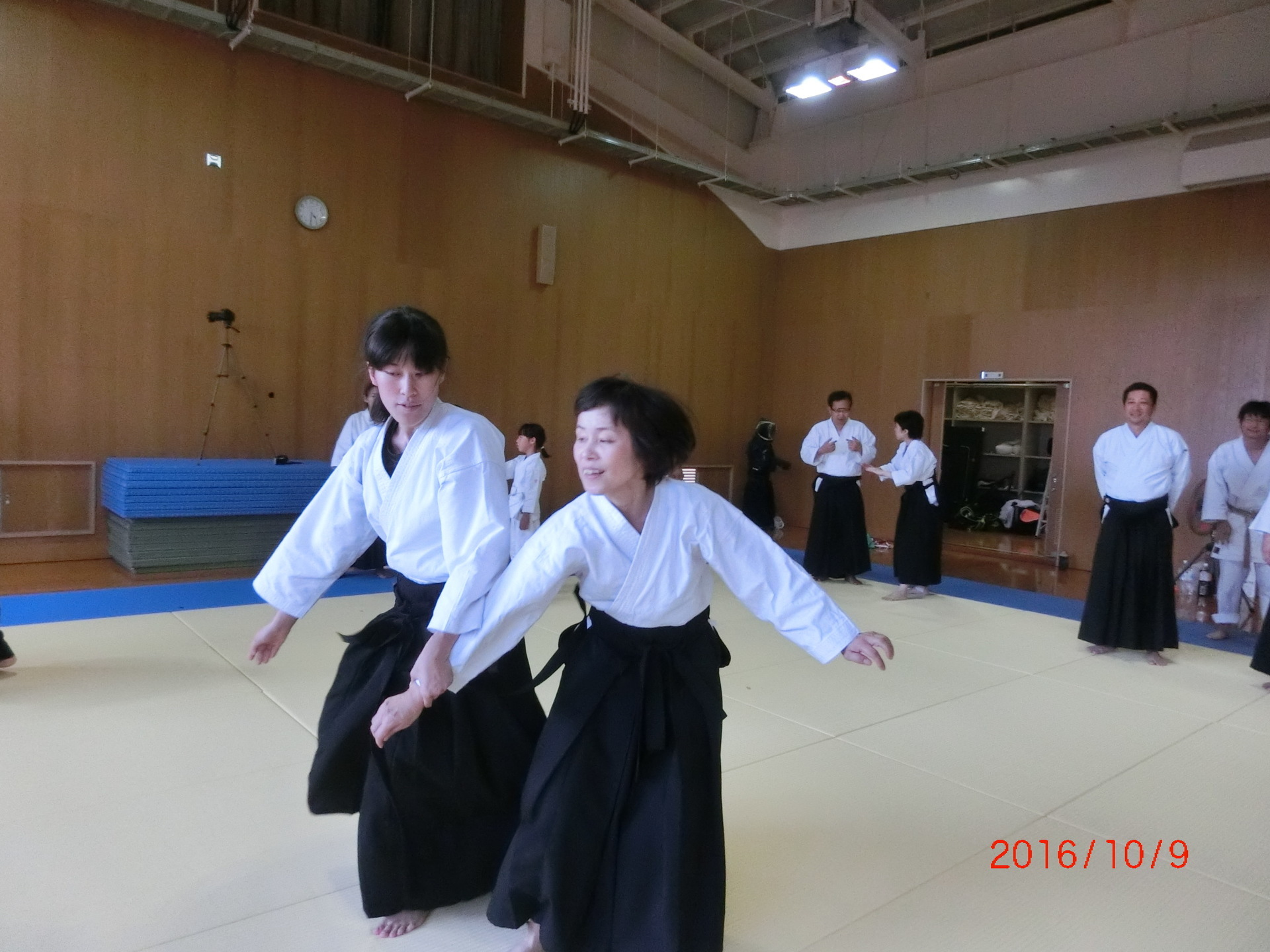 大阪住吉区の春風会合気道と女性の合気道 大阪 春風会合気道aikidoは大阪市住吉区の三稜中学挌技室で稽古しています
