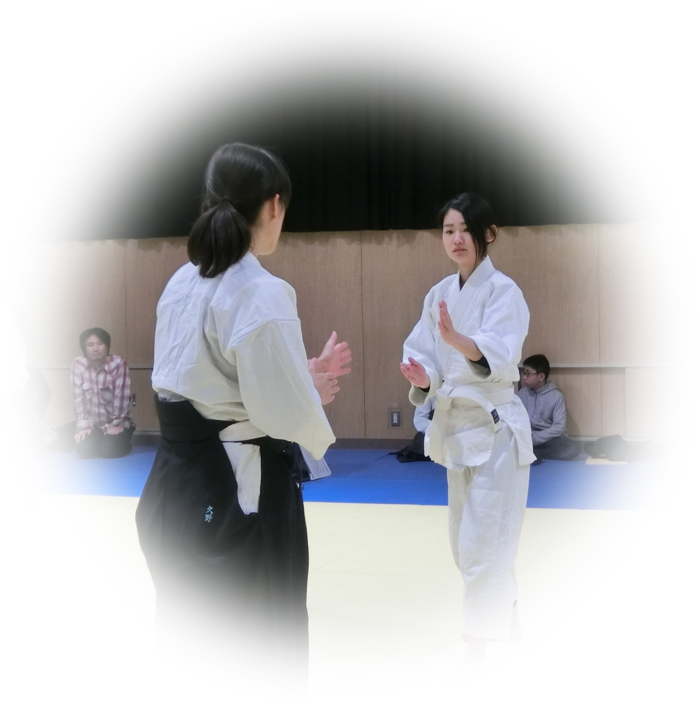 若い女性と合気道 大阪住吉の春風会合気道 大阪 春風会合気道aikidoは大阪市住吉区の三稜中学挌技室で稽古しています